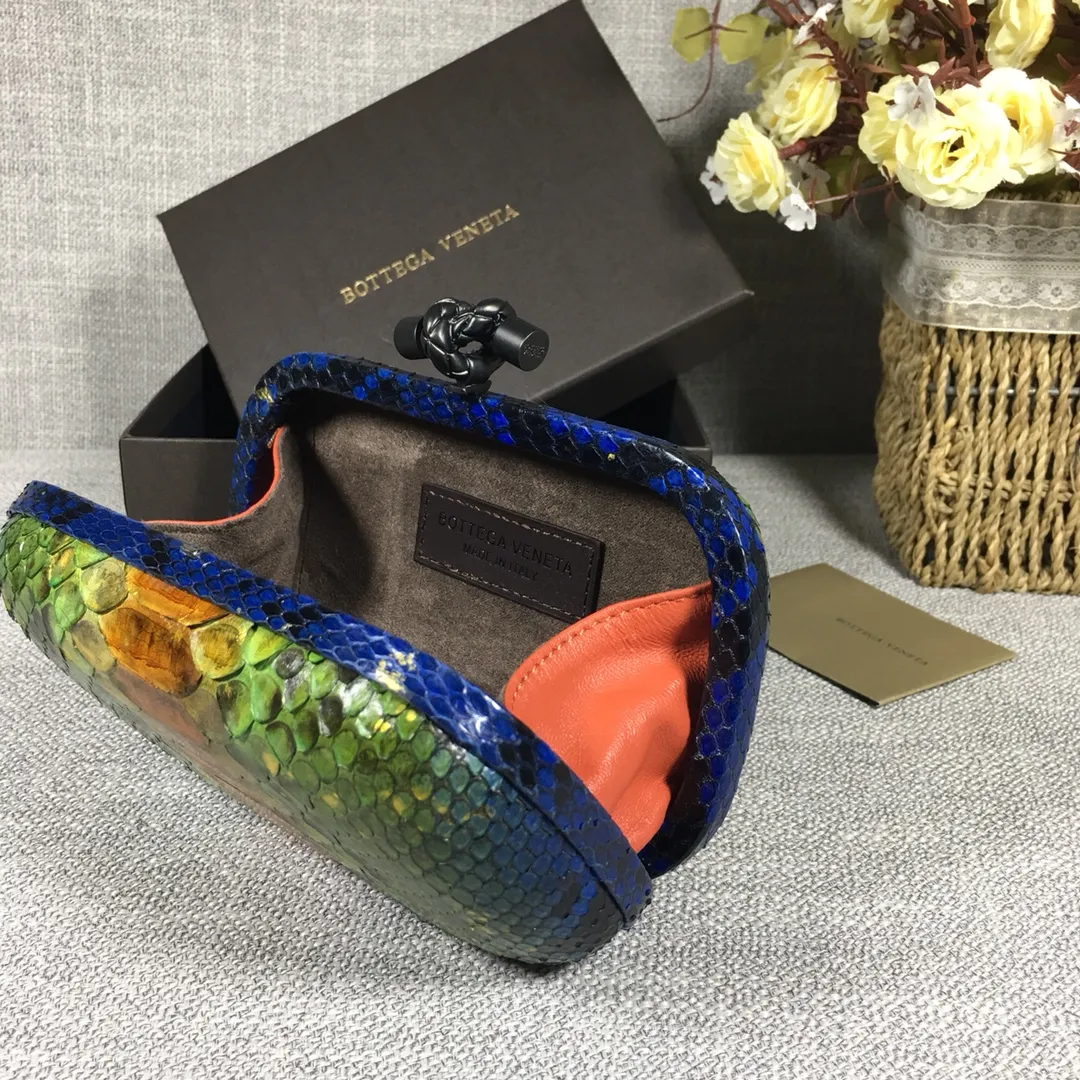 🔥🔥Model No. 8651🔥🔥This elegant clutch bag is one of the most popular handbags in woven bags. It is an interpretation of a classic design that was reintroduced in 2001. Since its launch, the Knot clutch has exhibited exquisite craftsmanship and integrated different styles from low-key to flamboyant. Each new Knot product demonstrates the irresistible and timeless charm of this classic handbag. This luxurious handbag features the signature braided rope buckle and is crafted from rare yellow-ringed forest snake and water snake skins. More charming and luxurious texture. Size: Small 16.5cm